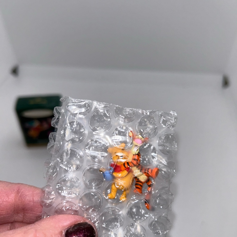 2 Hallmark Pooh Collection Piglet Tigger Miniature 1999-2000 Skating With Pooh - Picture 7 of 7